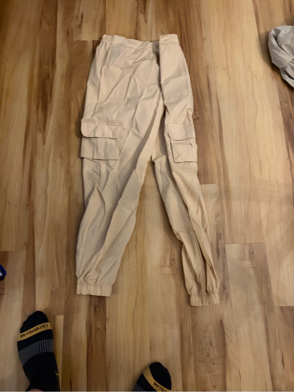 Source Unknown Beige Cargo Straight-Leg Pants. Scrubs great condition.